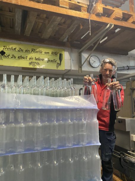 Mayerhof - Achim Mayer beim Wein abfuellen