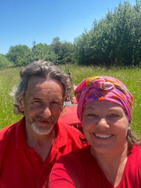 Mayerhof - Achim und Sonja beim maehen auf den Streuobstwiesen